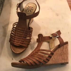 Isaac Mizrahi brown leather wedge sandal, size 6